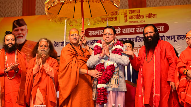 समानता के साथ समरसता कार्यक्रम: महाकुंभ में यूसीसी के लिए संतों के समागम में सीएम धामी का सम्मान