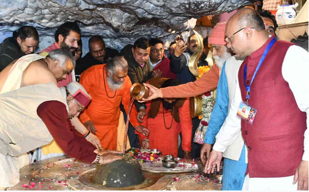 शिव के रंग में रंगी देवभूमि, जयकारों से गूंजे शिवालय, बाहर लगी श्रद्धालुओं की लंबी कतार