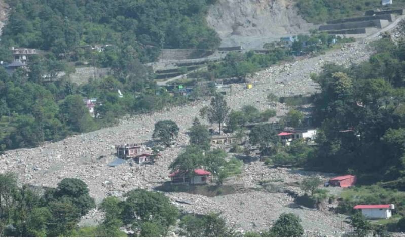आपदा से उजड़ा मजाड़ा गांव, दीपावली पर भी पसरा अंधेरा
