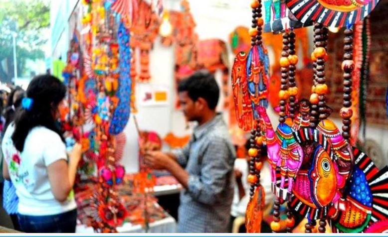 धनतेरस की रौनक: शुभ मुहूर्त में उमड़ा बाजार, दीपोत्सव की हुई शुरुआत