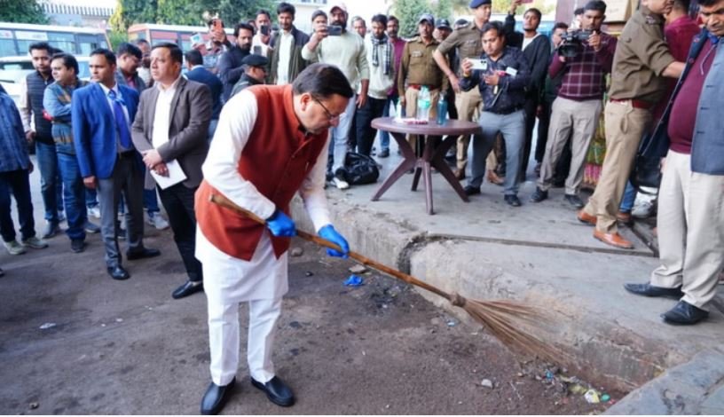 सीएम धामी का सरप्राइज इंस्पेक्शन: गंदगी देखकर की सफाई, जनता से सुनी समस्याएँ..