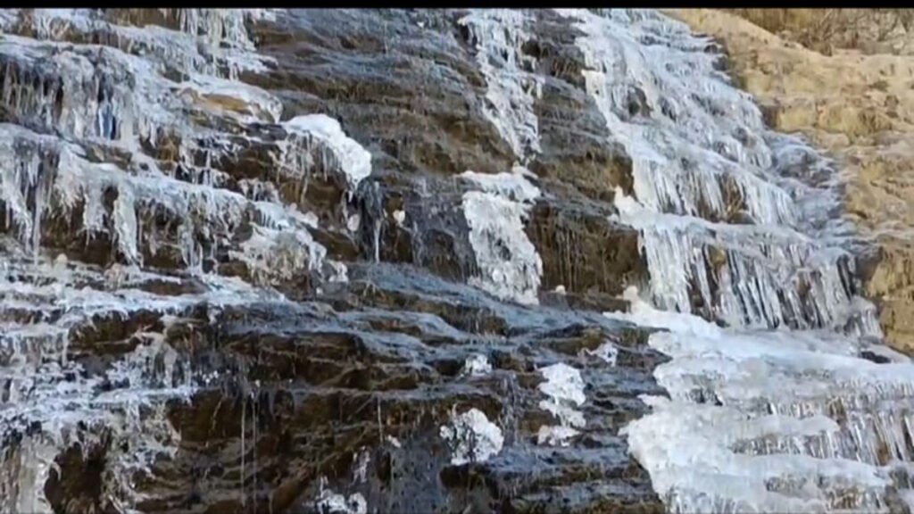 उत्तराखंड में बढ़ी ठंड: बदरीनाथ धाम में जम गए नाले और झरने..