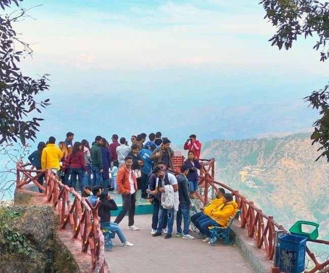 नए साल का जश्न: हिल स्टेशनों की ओर रुख कर रहे सैलानी, नज़ारों का कर रहे दीदार..