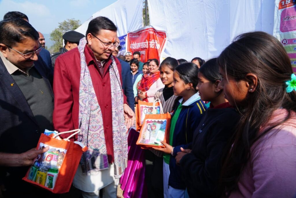मुख्यमंत्री पुष्कर सिंह धामी ने ‘जन-जन की सरकार, जन-जन के द्वार’ अभियान का निरीक्षण किया.