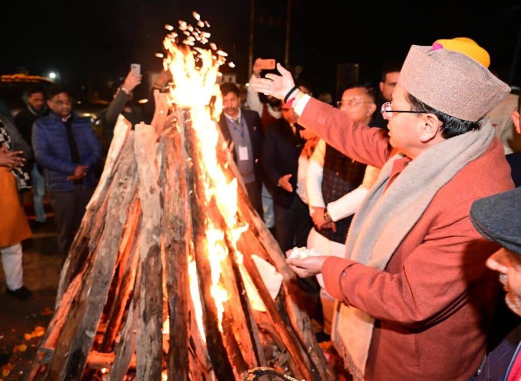 मुख्यमंत्री ने मंगलवार को नगला तराई रोड हर्षु इंक्लेव में सुमित गुम्बर के आवास पर लोहड़ी समारोह में प्रतिभाग किया।