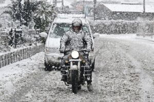 मौसम ने बदला मिजाज, बारिश-बर्फबारी का असर