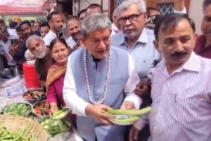 Uttarakhand: पूर्व सीएम हरीश रावत की तरबूज-खरबूज पार्टी, चखाया सियासी स्वाद, नारी शक्ति बंधन अधिनियम पर बोले