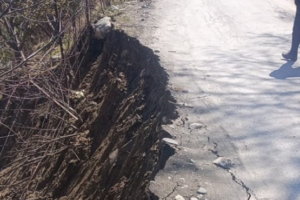 भागीरथी नदी से हो रहा कटाव: धराली में गंगोत्री हाईवे का 30 मीटर हिस्सा हुआ क्षतिग्रस्त, सेब का बगीचा भी तबाह