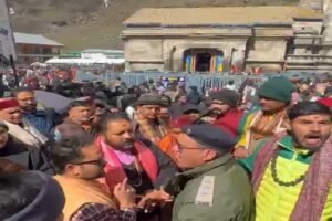 केदारनाथ में वीआईपी दर्शन को लेकर हंगामा, तीर्थपुरोहितों का फूटा गुस्सा, जानिये पूरा मामला