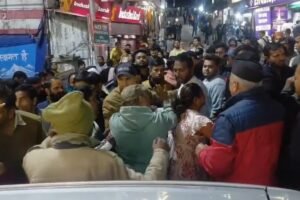 मसूरी माल रोड बैरियर पर दो दंपतियों के बीच जमकर हुई हाथापाई और गाली गलौज, जानिए पूरा मामला