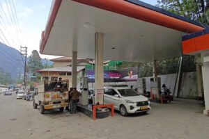 नैनीताल: दुपहिया वाहन ₹200 और फोर व्हीलर को केवल ₹500 पेट्रोल मिलने का दावा, जानें क्या कहते हैं संचालक