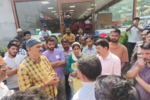 चमोली में आग बुझाते हुए चट्टान से गिरकर फायर वॉचर की मौत, लोगों का वन विभाग के खिलाफ फूटा गुस्सा