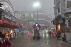 देहरादून और मसूरी में मौसम ने ली करवट, बारिश की फुहारों से सुहावना हुआ नजारा