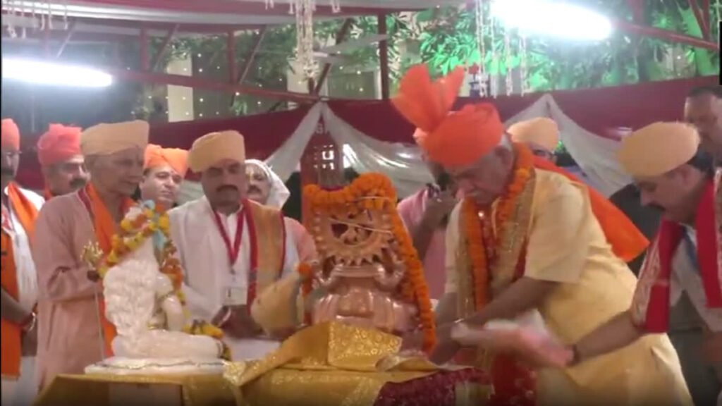 बम-बम भोले के जयघोष के साथ अमरनाथ यात्रा शुरू, श्रद्धालुओं के पहले जत्थे को LG मनोज सिन्हा ने दिखाई झंडी
