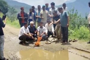 सात गांवों की जीवनरेखा बनी बदहाल, ग्रामीणों ने गड्ढों का पूजन कर जताया विरोध