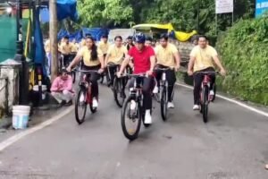 IAS प्रशिक्षुओं संग साइकिल पर निकले केंद्रीय मंत्री मनसुख मंडाविया, मसूरी की सड़कों से दिया फिट इंडिया का संदेश