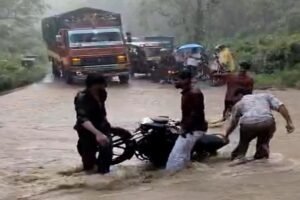 रामनगर में रिंगौड़ा उफनते नाले में युवकों ने दौड़ा दी बाइक, बाल-बाल बची जान, देखें वीडियो