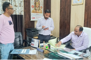 चंपावत DM का UPCL दफ्तर में छापा, एग्जीक्यूटिव इंजीनियर समेत 6 कर्मचारी गायब मिले, शिकायतकर्ता को लगाया फोन