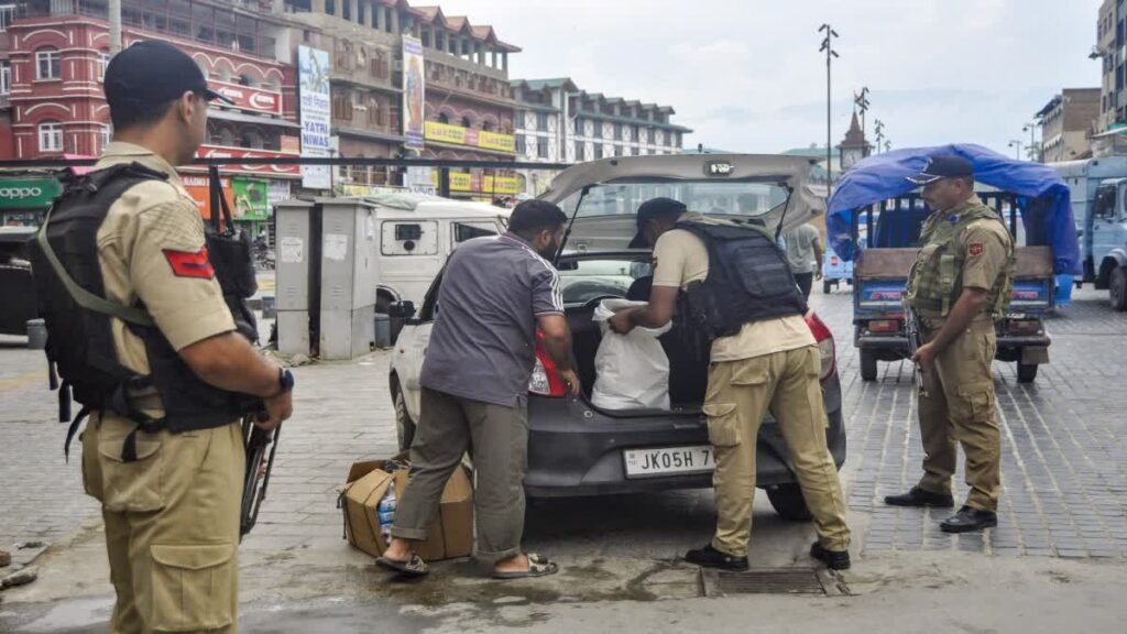 जम्मू-कश्मीर के बारामूला में आतंकियों के 2 मददगार पकड़े गए, हथियार और गोला-बारूद बरामद