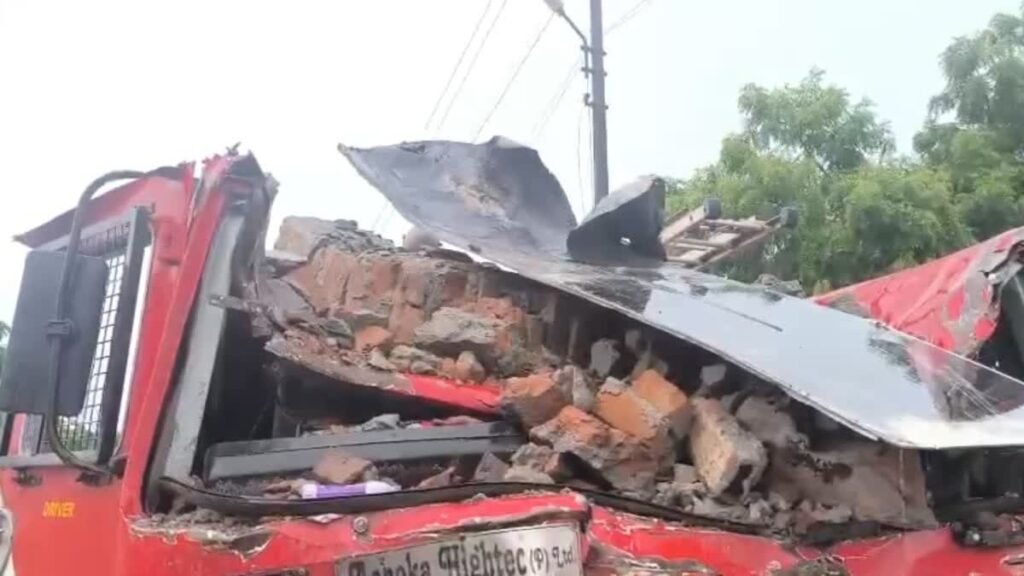 ग्रेटर नोएडा में चिप बनाने वाली कंपनी में लगी भीषण आग, दीवार गिरने से 2 फायरकर्मियों की मौत; 3 घायल