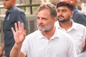 पैलेट गन पीड़ित को लेकर थाने पहुंचे राहुल गांधी