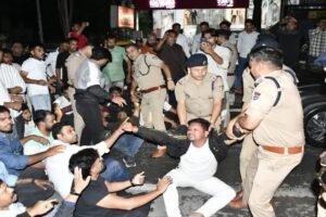 DAV छात्रसंघ चुनाव से पहले SSP कैंप कार्यालय पर हंगामा, बंटू के खिलाफ NBW पर भड़के NSUI-कांग्रेस कार्यकर्ता