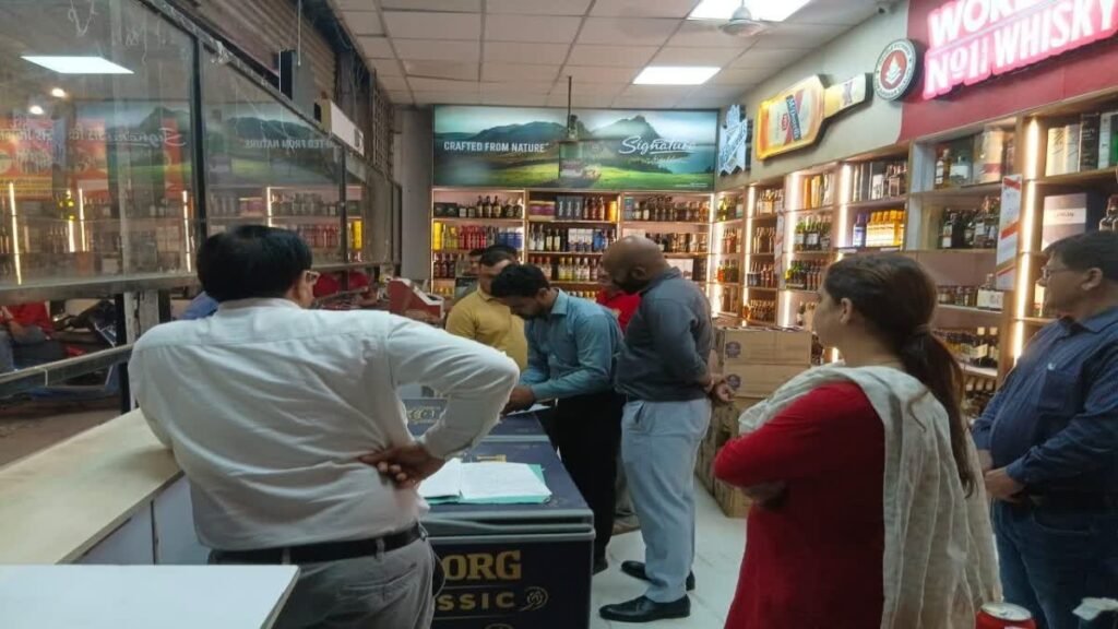 देहरादून में शराब की दुकानों पर देर रात ताबड़तोड़ छापेमारी, ओवररेटिंग समेत कई अनियमितताएं मिलीं