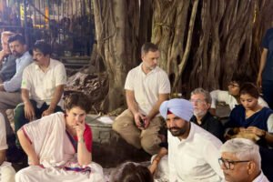 राहुल और प्रियंका गांधी पर दिल्ली पुलिस की बड़ी कार्रवाई: आकाशवाणी परिसर में बिना अनुमति घुसने पर FIR दर्ज