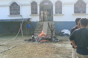 ‘साबुन देने के बहाने मर्डर’ इलाके में तनाव, गोपालगंज में आरोपी के घर के सामने ही जला दी छात्रा की चिता