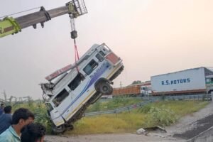 दिल्ली-मुंबई एक्सप्रेसवे पर हादसा, पुलिया से नीचे गिरी ट्रैवलर, 8 की मौत, सभी MP से जा रहे थे खाटू श्याम