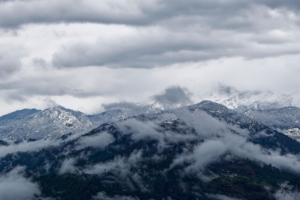 उत्तराखंड में आज मौसम बदलने के आसार, कई जिलों में बारिश और बर्फबारी की संभावना